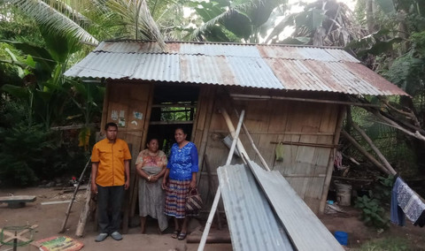 Mama Martina Bala (53), warga Kampung Magesayang, Dusun Wairbleler, Desa Hoder, Kecamatan Waigete, Kabupaten Sikka, NTT, hidup di gubuk reyot.  Foto: kumparan