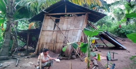 Mama Martina Bala (53), warga Kampung Magesayang, Dusun Wairbleler, Desa Hoder, Kecamatan Waigete, Kabupaten Sikka, NTT, hidup di gubuk reyot.  Foto: kumparan