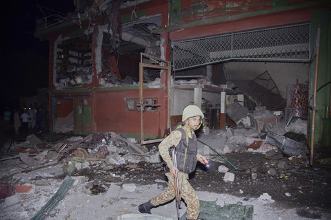 Seorang tentara memeriksa bangunan yang rusak akibat serangan rudal India di dekat Muzaffarabad, ibu kota Kashmir yang dikuasai Pakistan, pada hari Rabu (7/5/2025). Foto: M.D. Mughal/AP