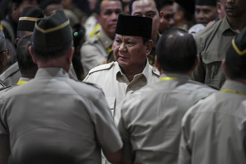 Presiden Prabowo Subianto menyalami purnawirawan saat menghadiri halal bihalal Persatuan Purnawirawan TNI Angkatan Darat (PPAD) di Jakarta, Selasa (6/5/2025). Foto: Hafidz Mubarak A/ ANTARA FOTO