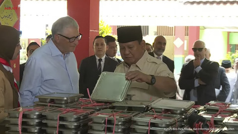 Presiden Republik Indonesia Prabowo Subianto mengajak pendiri Gates Foundation, Bill Gates untuk mengecek program unggulannya Makan Bergizi Gratis (MBG) di SDN 03 Jati, Jakarta Timur, Rabu (7/5/2025). Foto: YouTube/Sekretariat Presiden