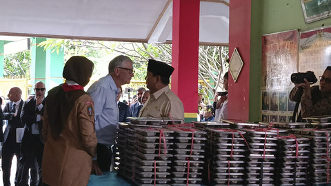 Presiden Republik Indonesia Prabowo Subianto mengajak pendiri Gates Foundation, Bill Gates untuk mengecek program unggulannya Makan Bergizi Gratis (MBG) di SDN 03 Jati, Jakarta Timur, Rabu (7/5/2025). Foto: Zamachsyari/kumparan