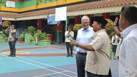 Presiden Republik Indonesia Prabowo Subianto mengajak pendiri Gates Foundation, Bill Gates, untuk mengecek program unggulannya Makan Bergizi Gratis (MBG) di SDN 03 Jati, Jakarta Timur, Rabu (7/5/2025). Foto: Zamachsyari/kumparan