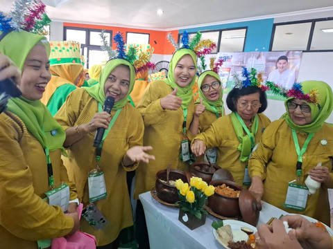 Para ibu bersama timnya antusias mengikuti sesi Kreasi Mama. Foto: kumparan
