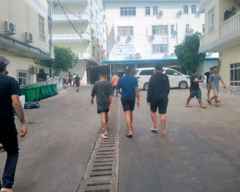 Suasana gedung tempat Pekerja Migran Indonesia (PMI) asal Banyuwang Rizal Sampurna yang tewas di Kamboja. Foto: Dok. Istimewa