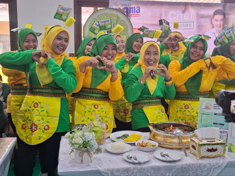 Para ibu bersama timnya antusias mengikuti lomba Kreasi Mama. Foto: kumparan