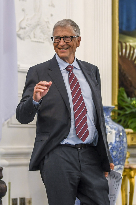 Pendiri Microsoft dan tokoh filantropi dunia Bill Gates berjalan meninggalkan ruang usai pertemuan dengan Presiden Prabowo Subianto, menteri dan pengusaha di Istana Merdeka, Jakarta, Senin (5/5/2025). Foto: Galih Pradipta/ANTARA FOTO