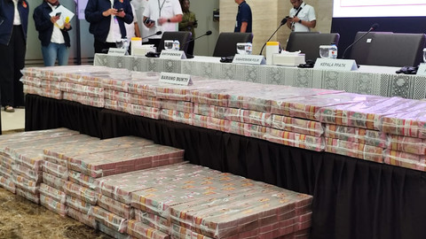Sejumlah barang bukti ditunjukkan saat gelar rilis kasus pencucian uang dalam kasus judi online di Bareskrim Polri, Jakarta, Rabu (7/5). Foto: Rachmadi Rasyad/kumparan