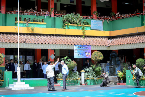 Presiden Prabowo Subianto bersama pendiri Microsoft, Bill Gates, meninjau pembagian makanan gratis di SDN Jati 03, Pulogadung, Jakarta Timur, Rabu (7/5/2025). Foto: Jamal Ramadhan/kumparan