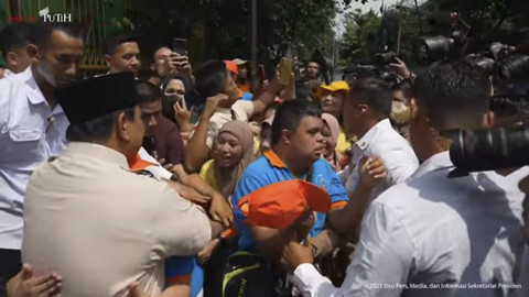 Prabowo peluk anak berkebutuhan khusus usai tinjau MBG bareng Bill Gates, Rabu (7/5/2025). Foto: YouTube/Sekretariat Presiden