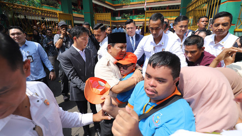 Prabowo peluk anak berkebutuhan khusus usai tinjau MBG bareng Bill Gates di SDN Jati 03 Jakarta Timur, Rabu (7/5/2025). Foto: Jamal Ramadhan/kumparan