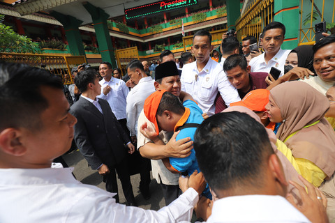 Prabowo peluk anak berkebutuhan khusus usai tinjau MBG bareng Bill Gates di SDN Jati 03 Jakarta Timur, Rabu (7/5/2025). Foto: Jamal Ramadhan/kumparan