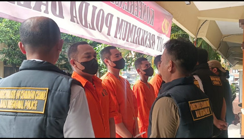 Para pelaku pelecehan seksual dan penganiayaan terhadap pencuri gas, di Polda Bali, Rabu (7/5/2025). Foto: Denita BR Matondang/kumparan