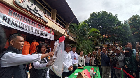 Kayu dan selang yang digunakan untuk menganiaya remaja pencuri gas di Bali, Rabu (7/5/2025). Foto: Denita BR Matondang/kumparan