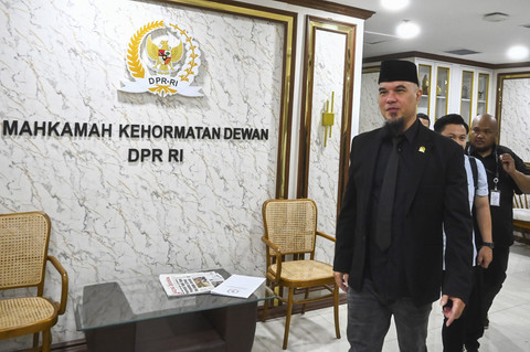 Anggota DPR fraksi Gerindra Ahmad Dhani meninggalkan ruangan usai mengikuti sidang etik di Mahkamah Kehormatan Dewan DPR, Kompleks Parlemen, Senayan, Jakarta, Rabu (7/5/2025). Foto: Rivan Awal Lingga/ANTARA FOTO