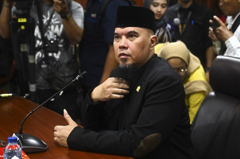 Anggota DPR fraksi Gerindra Ahmad Dhani mengikuti sidang etik di Mahkamah Kehormatan Dewan DPR, Kompleks Parlemen, Senayan, Jakarta, Rabu (7/5/2025). Foto: Rivan Awal Lingga/ANTARA FOTO