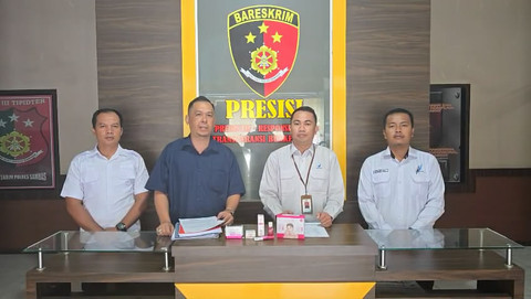 Kasat Reskrim Polres Sambas AKP Rahmad Kartono (kiri kedua) dan Kepala Loka POM Sambas Agus Wahyudi (kanan kedua) saat memberikan keterangan terkait kasus kosmetik ilegal. Foto: Dok. Satreskrim Polres Sambas