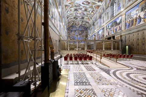 Pemandangan Kapel Sistina dengan tungku dan cerobong asap menjelang konklaf untuk memilih paus berikutnya di Vatikan, Selasa (6/5/2025). Foto: Vatican Media via REUTERS