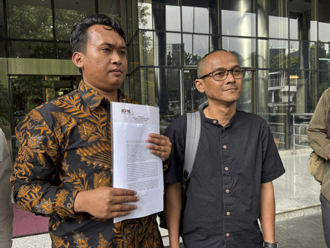 Koalisi Masyarakat Sipil melaporkan KPU RI ke KPK karena diduga melakukan korupsi pengadaan private jet untuk perjalanan dinas pada Januari-Februari 2024 atau bertepatan dengan Pemilu 2024 pada Rabu (7/5/2025). Foto: Abid Raihan/kumparan