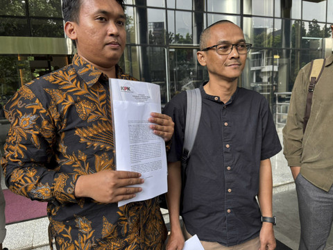 Koalisi Masyarakat Sipil melaporkan KPU RI ke KPK karena diduga melakukan korupsi pengadaan private jet untuk perjalanan dinas pada Januari-Februari 2024 atau bertepatan dengan Pemilu 2024 pada Rabu (7/5/2025). Foto: Abid Raihan/kumparan