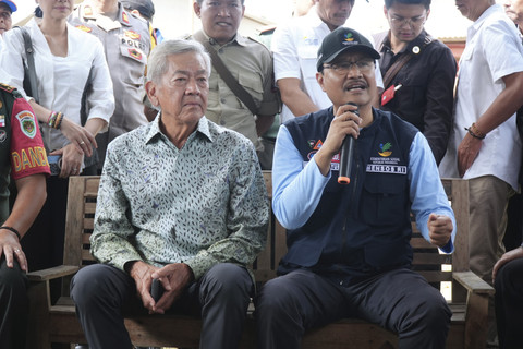 Mensos Saifullah Yusuf (Gus Ipul) (kanan) berkunjung ke lokasi terdampak banjir rob di Kampung Eretan Kulon, Indramayu, Jawa Barat pada Rabu (7/5/2025). Foto: Kemensos RI