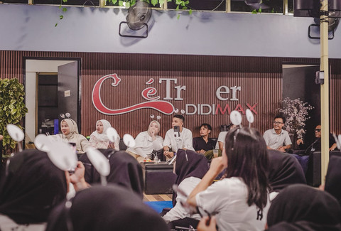 Penyanyi Danil Jose feat Sara Rahayu di acara peluncuran intim yang berlangsung di Cafe Trader Didi Max. Foto: Istimewa