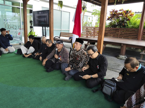 Sejumlah dokter dari berbagai keilmuan menggelar doa bersama di Rumah Sakit Akademik (RSA) UGM, Rabu (7/5/2025). Foto: Arfiansyah Panji Purnandaru/kumparan