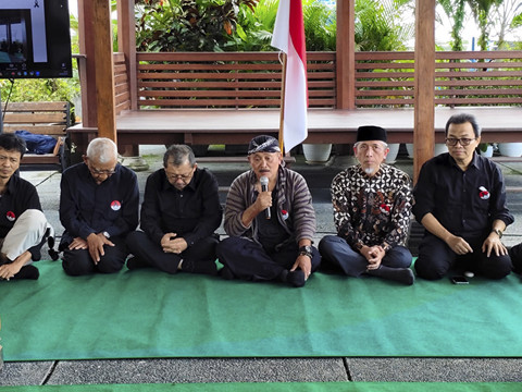 Sejumlah dokter dari berbagai keilmuan menggelar doa bersama di Rumah Sakit Akademik (RSA) UGM, Rabu (7/5/2025). Foto: Arfiansyah Panji Purnandaru/kumparan