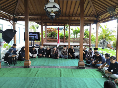 Sejumlah dokter dari berbagai keilmuan menggelar doa bersama di Rumah Sakit Akademik (RSA) UGM, Rabu (7/5/2025). Foto: Arfiansyah Panji Purnandaru/kumparan