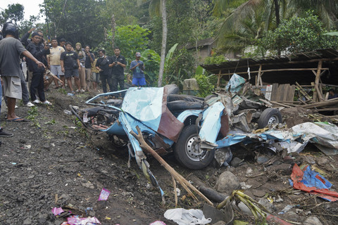 Warga melihat mobil angkutan yang ringsek tertabrak truk tronton bermuatan pasir di jalan turunan Magelang-Purworejo Desa Kalijambe, Bener, Purworejo, Jawa Tengah, Rabu (7/5/2025). Foto: Anis Efizudin/ANTARA FOTO