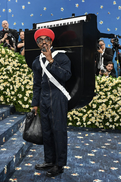 Tampilan Andre 3000 di Met Gala 2025. Foto: AFP/Angela Weiss