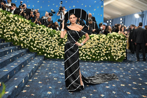 Tampilan Demi Moore di Met Gala 2025. Foto: AFP/Angela Weiss