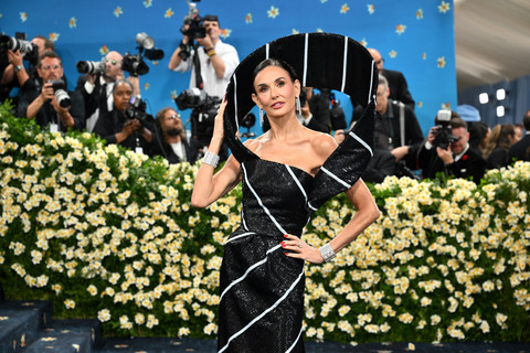 Tampilan Demi Moore di Met Gala 2025. Foto: AFP/Angela Weiss