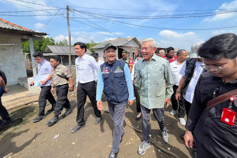 Menteri Sosial (Mensos) Saifullah Yusuf (Gus Ipul) bersama Wakil Menteri Sosial (Wamensos) Agus Jabo Priyono melakukan kunjungan kerja ke Desa Eretan Kulon, Kecamatan Kandanghaur, Kabupaten Indramayu, Jawa Barat, Rabu (7/5/2025). Foto: kumparan