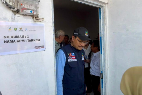 Menteri Sosial (Mensos) Saifullah Yusuf (Gus Ipul) bersama Wakil Menteri Sosial (Wamensos) Agus Jabo Priyono melakukan kunjungan kerja ke Desa Eretan Kulon, Kecamatan Kandanghaur, Kabupaten Indramayu, Jawa Barat, Rabu (7/5/2025). Foto: kumparan