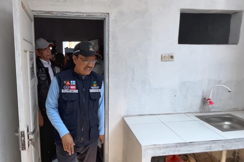 Menteri Sosial (Mensos) Saifullah Yusuf (Gus Ipul) bersama Wakil Menteri Sosial (Wamensos) Agus Jabo Priyono melakukan kunjungan kerja ke Desa Eretan Kulon, Kecamatan Kandanghaur, Kabupaten Indramayu, Jawa Barat, Rabu (7/5/2025). Foto: kumparan