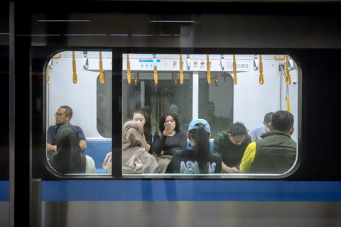 Warga menaiki Mass Rapid Transit (MRT) arah dari Lebak Bulus menuju Bundaran HI, Jakarta, Rabu (7/5/2025). Foto: Jamal Ramadhan/kumparan