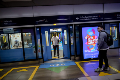 Warga usai menaiki Mass Rapid Transit (MRT) arah dari Lebak Bulus menuju Bundaran HI, Jakarta, Rabu (7/5/2025). Foto: Jamal Ramadhan/kumparan