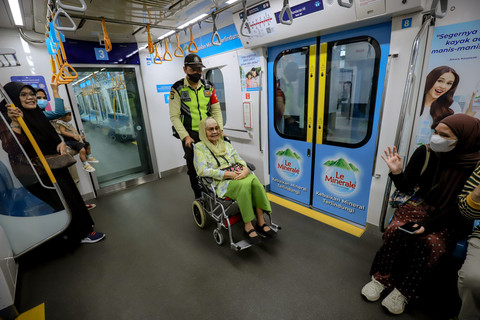 Petugas membantu warga menaiki Mass Rapid Transit (MRT) arah dari Lebak Bulus menuju Bundaran HI, Jakarta, Rabu (7/5/2025). Foto: Jamal Ramadhan/kumparan