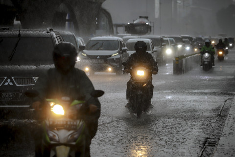 Sejumlah pengendara menerjang hujan di kawasan Bundaran HI, Jakarta, Rabu (7/5/2025). Foto: Jamal Ramadhan/kumparan
