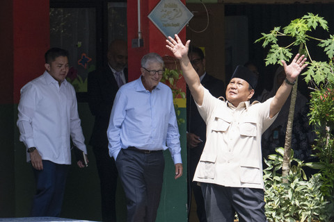 Presiden Prabowo Subianto dan Pendiri Microsoft dan tokoh filantropi dunia Bill Gates didampingi Seskab Teddy Indra melambaikan tangan ke arah siswa-siswa saat meninjau pelaksanaan program MBG di SDN 03 Jati Pulogadung, Jakarta, Rabu (7/5/2025). Foto: Aditya Pradana Putra/ANTARA FOTO