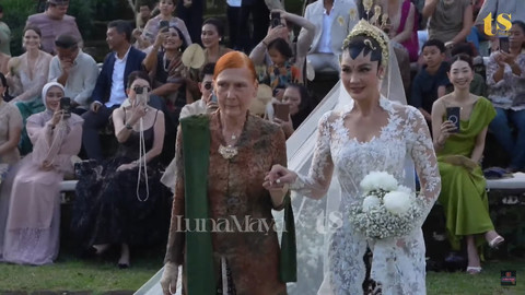 Luna Maya jalani akad nikah di Bali, Rabu (7/5/2025). Foto: Youtube/TS Media