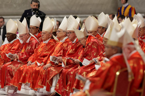 Para kardinal menghadiri Misa Khusus untuk pemilihan Paus baru yang dipimpin oleh Dekan Dewan Kardinal, Kardinal Giovanni Battista Re, di Basilika Santo Petrus, di Vatikan, Rabu (7/5/2025). Foto: Murad Sezer/REUTERS