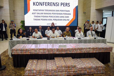 Kabareskrim Polri Komjen Pol Wahyu Widada (ketiga kiri) memberikan keterangan dalam konferensi pers penetapan tersangka dan penyitaan aset penyidikan perkara TPPU perjudian daring di Gedung Bareskrim Polri, Jakarta, Rabu (7/5/2025). Foto: Indrianto Eko Suwarso/ANTARA FOTO