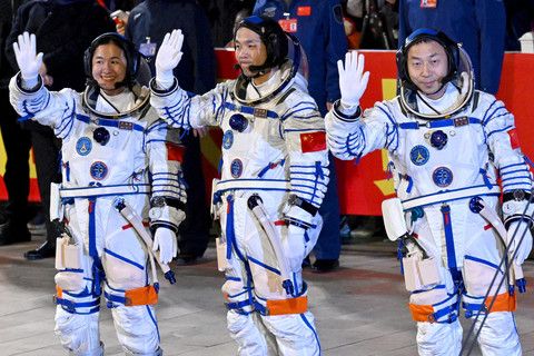Astronaut teknisi perempuan pertama dari China Wang Haoze (kiri). Foto: ADEK BERRY / AFP