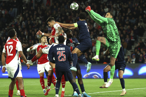 Kiper Paris Saint-Germain Gianluigi Donnarumma menepis tendangan pemain Arsenal pada pertandingan leg kedua semifinal Liga Champions di Parc des Princes, Paris, Prancis, Rabu (5/8/2025). Foto: Thomas Samson/AFP