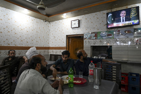 Sejumlah warga menyaksikan Perdana Menteri Pakistan Shehbaz Sharif berpidato dari televisi saat konflik antara India dan Pakistan di salah satu restoran di Islamabad, Pakistan, Rabu (7/5/2025). Foto: Aamir Qureshi/AFP