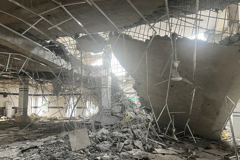 Suasana masjid yang rusak akibat dihantam serangan India di Muridke, Pakistan, Rabu (7/5/2025). Foto: Gibran Peshimam/Reuters
