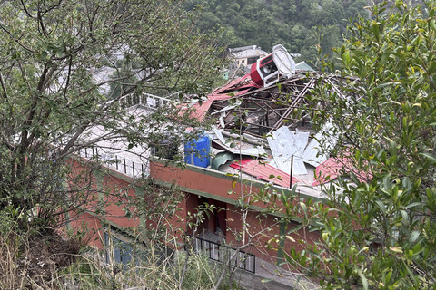 Suasana masjid Bilal yang rusak akibat dihantam serangan India di Kashmir, Pakistan, Rabu (7/5/2025). Foto: Akhtar Soomro/Reuters