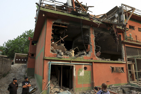 Suasana masjid Bilal yang rusak akibat dihantam serangan India di Kashmir, Pakistan, Rabu (7/5/2025). Foto: Akhtar Soomro/Reuters